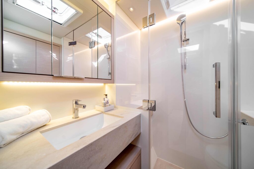 LAGOON 55 Salle de Bain svg+xml;charset=utf - TOY Club Mediterranean Private Charter